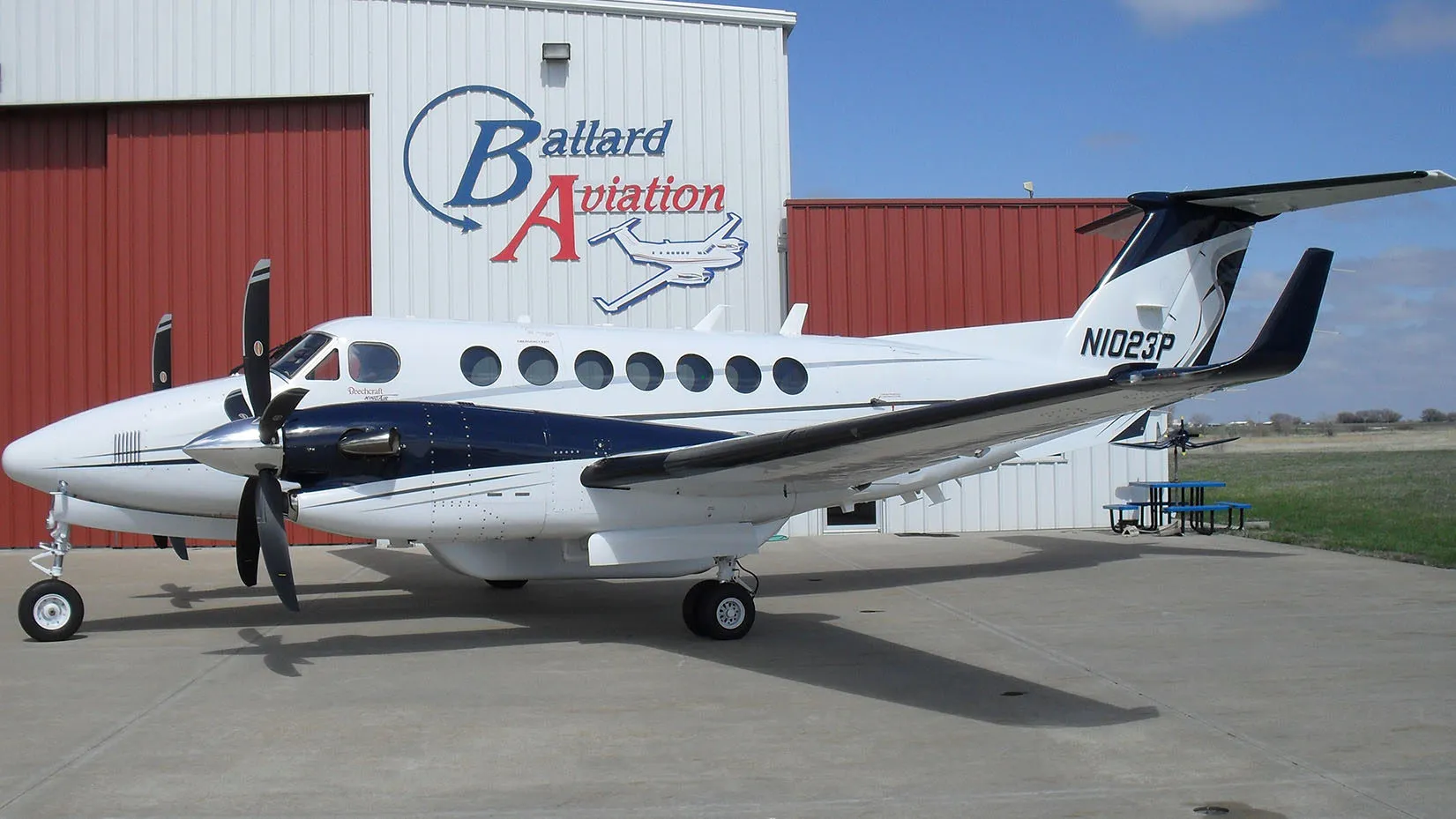 2005-beechcraft-king-air-350-slide-1.jpg