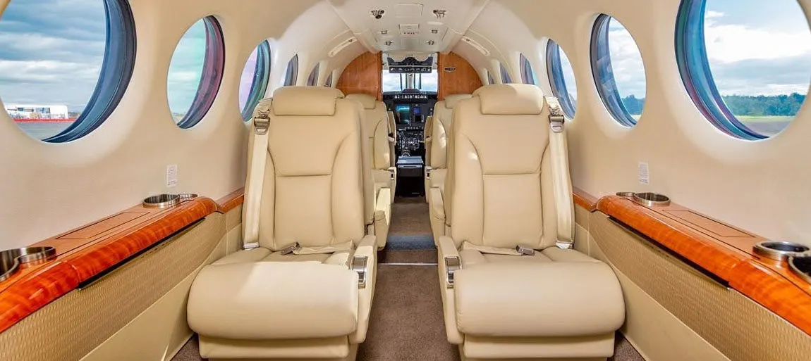 2013-beechcraft-king-air-350i-slide-4.jpg